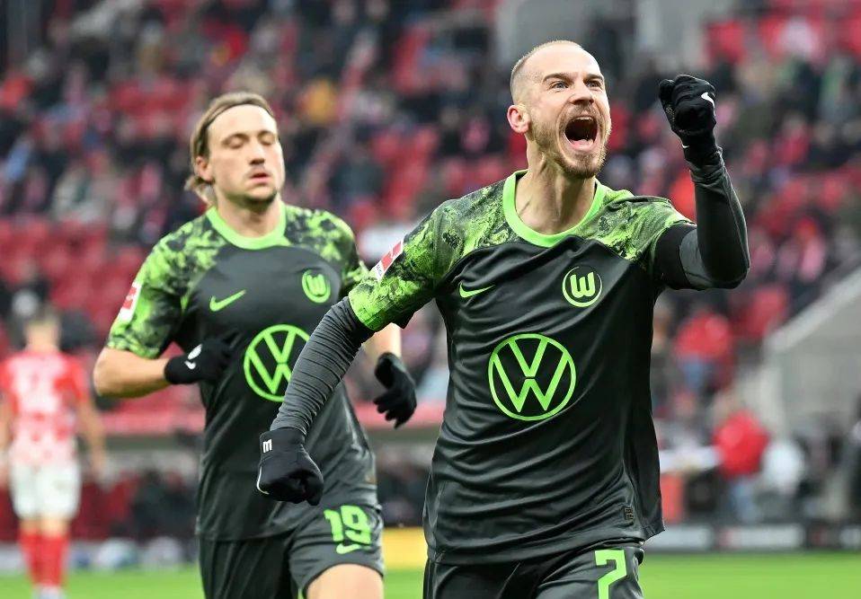 AYX体育赛事-沃夫斯堡队员表现出色，取得关键胜利确保保级的简单介绍