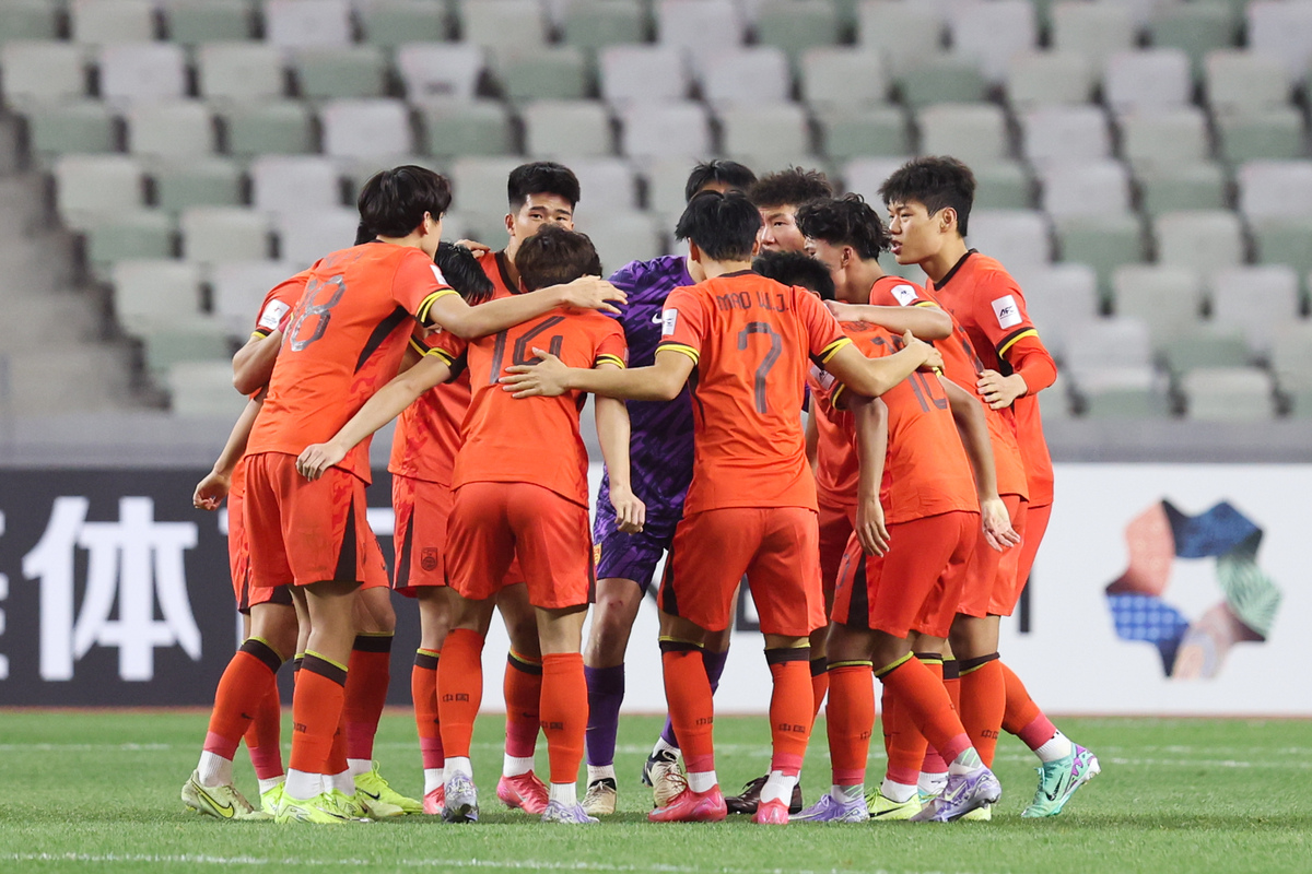爱游戏在线-中国足球赛现场团结拼搏，团队力量展现