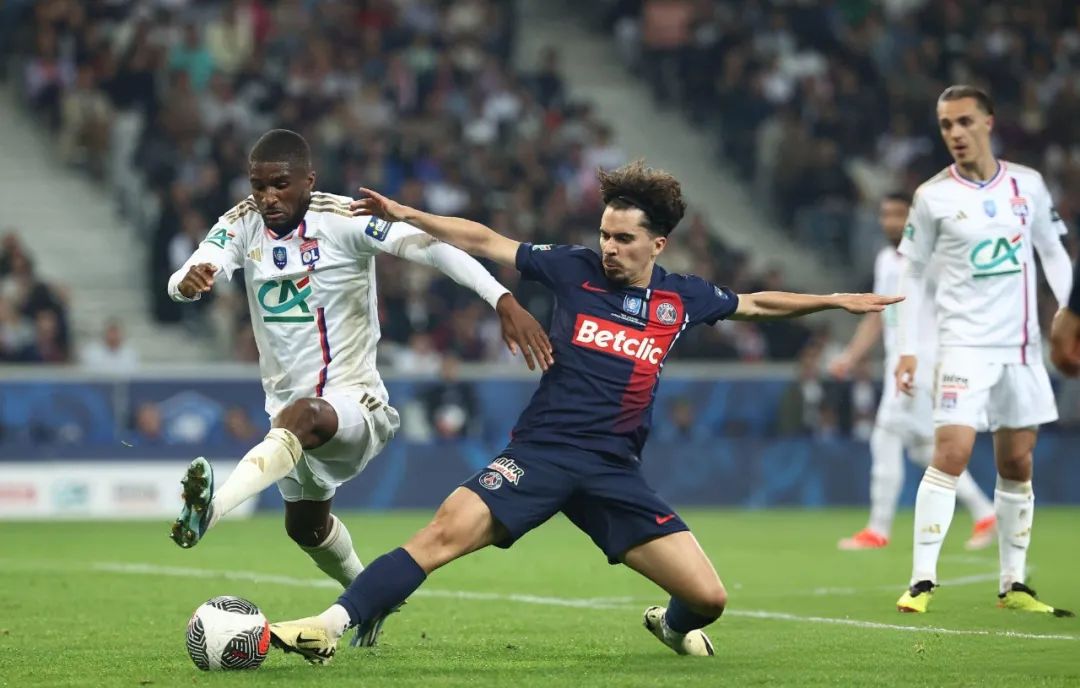 巴黎圣日耳曼大胜里昂，继续领跑积分榜的简单介绍