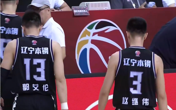 爱游戏在线-包含76人完胜山东队，赵继伟刷新纪录的词条