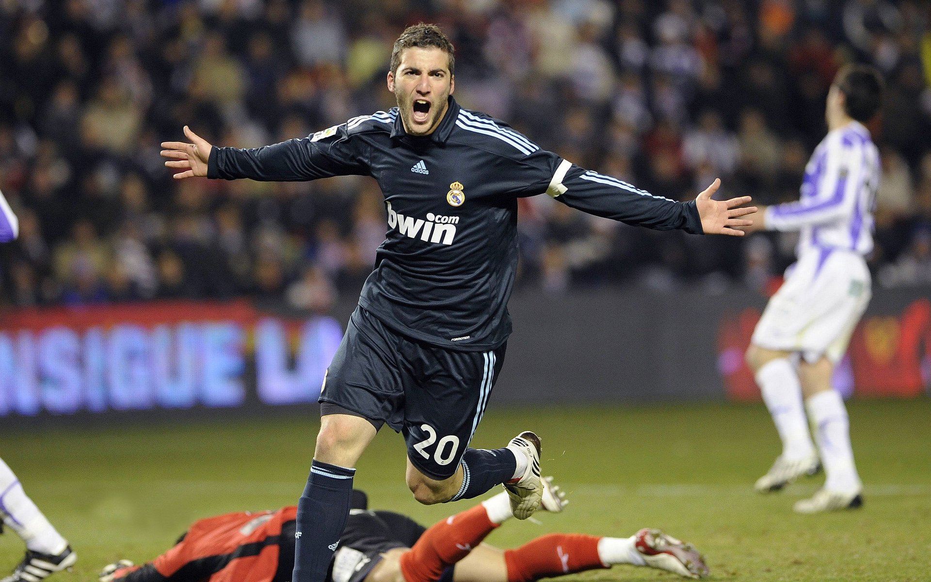 巴雷拉一锤定音,莱比锡红牛战术制胜斩落荷兰新星