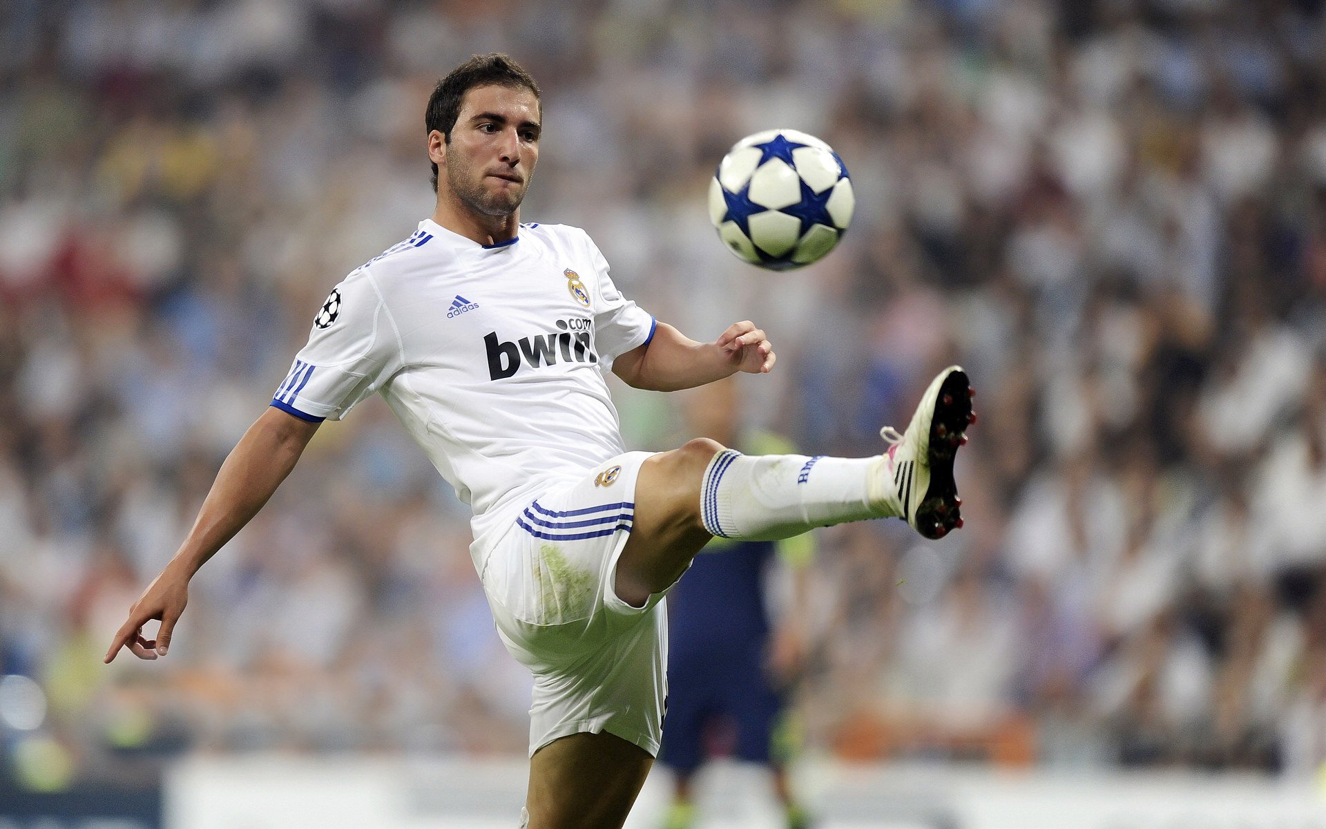 爱游戏下载-绿茵场上的颠覆叙事，尤文式翻盘基因与维尼修斯的统治力美学